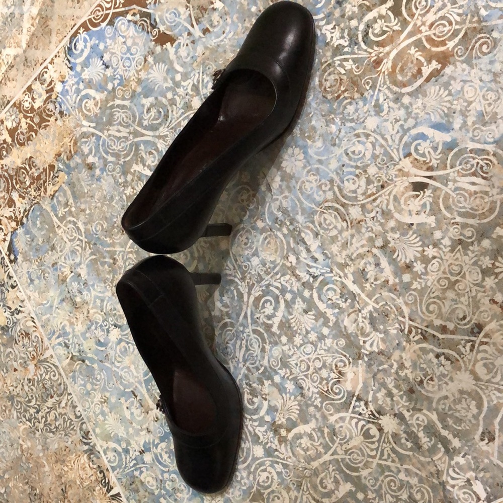 Classy Chanel shoes - Picture 2 of 10